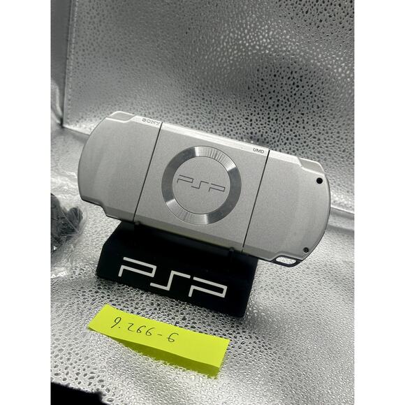 psp 2000 sliver  w/accessories & new battery - Picture 6 of 8